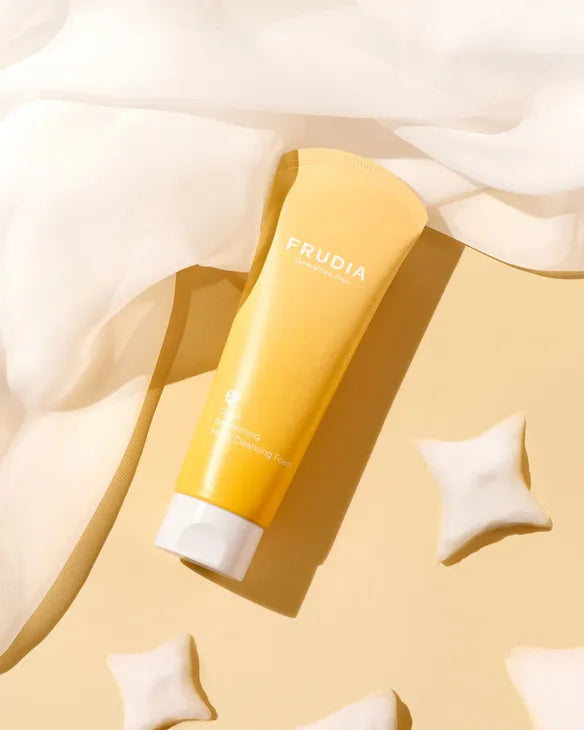 Frudia Citrus Brightening Micro Cleansing Foam – vaisių ekstraktais praturtintas veido valymo putų gelis, 145 ml